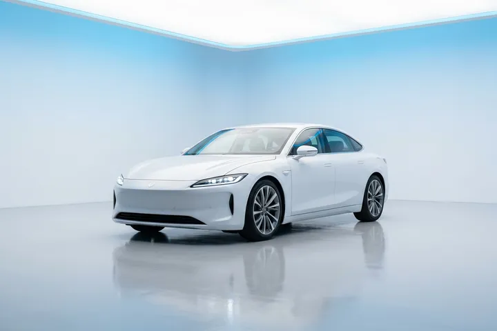 אומודה 9 PHEV Vizion לבן
